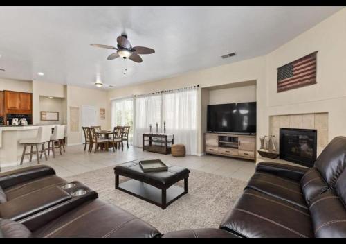 Stylish Silver Falls 4BR KING Master Game Room — Bakersfield — photo 3