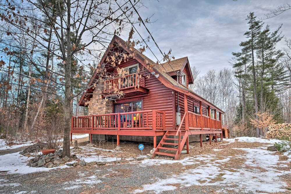 Secluded Johnsburg Retreat w Hot Tub & Fire Pit — hotel in Johnsburg
