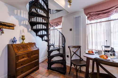 Rustic Chester Cottage Near Shops & Terrace — 4-Star Luxury Hotel in Chester, United Kingdom