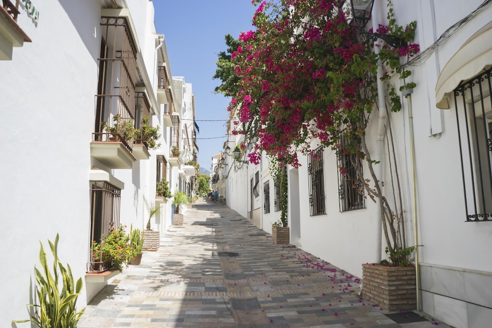 Apartment Marbella Golf With Pool Happy Rentals — 4-Star Luxury Hotel in Estepona, Spain