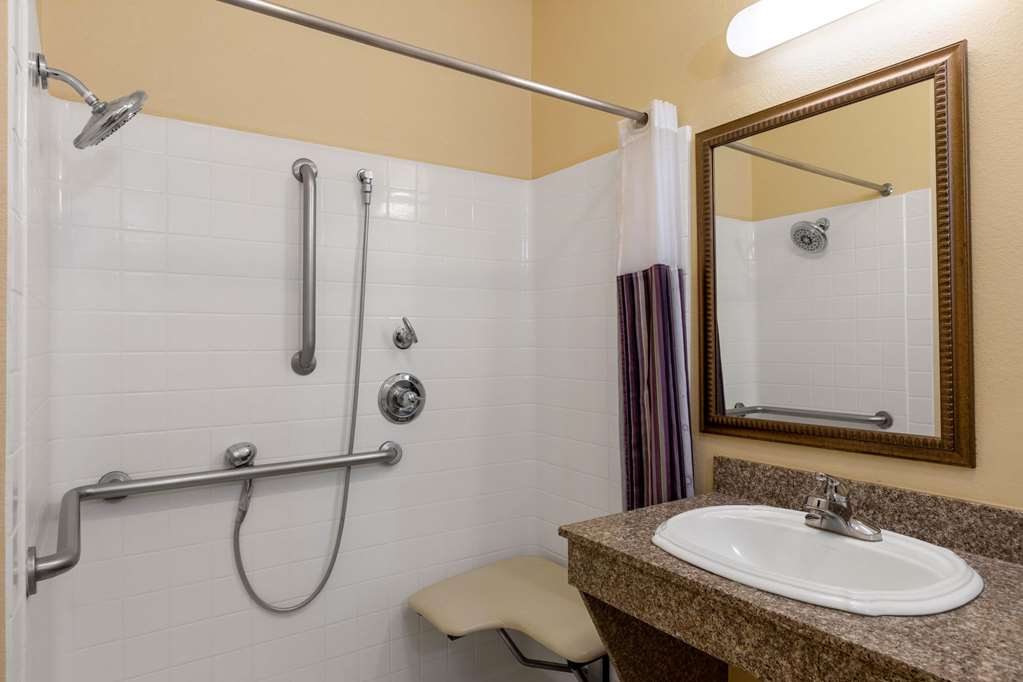 La Quinta Inn & Suites by Wyndham Dodge City - photo 15