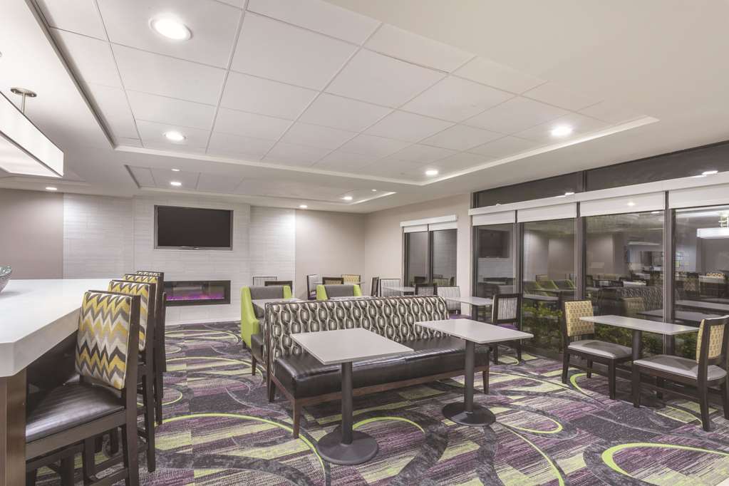 La Quinta Inn & Suites by Wyndham Columbus North - photo 29