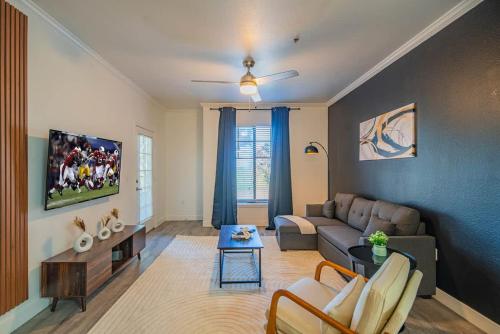 Convenient 1BD West Gate With Pool Hot Tub Gym Parking — 4-Star Luxury Hotel in Glendale, United States