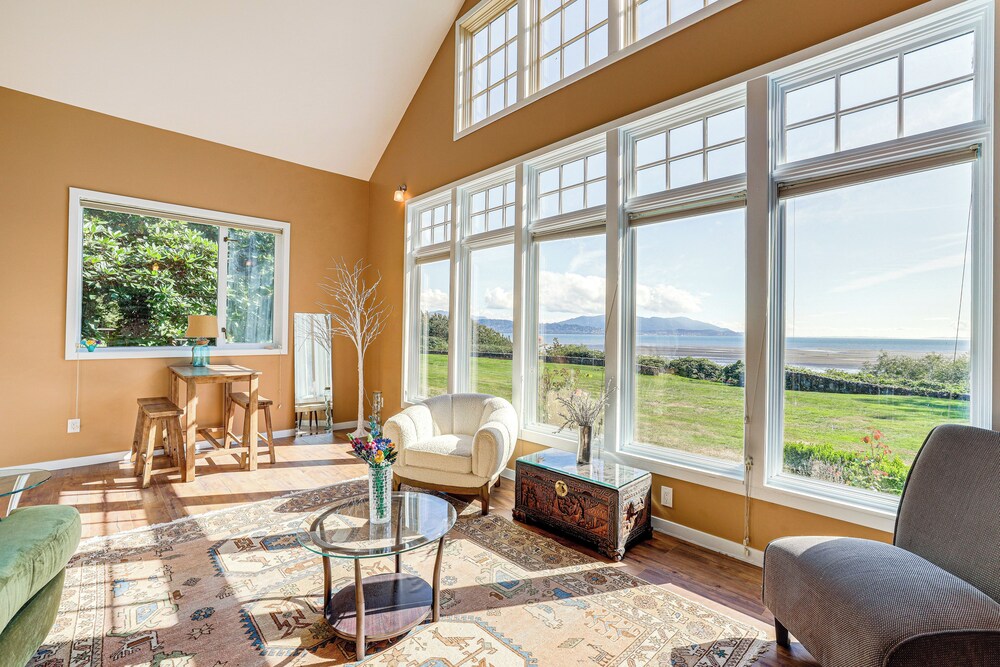 Waterfront Bellingham Bliss Steps to Beach in Bellingham, United States