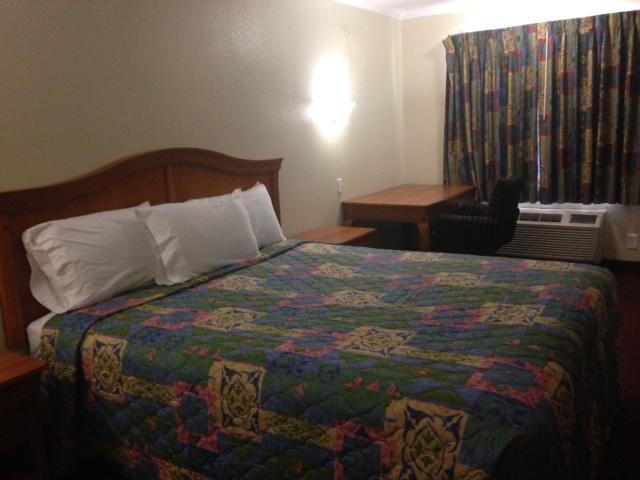 Econo Motor Inn - photo 9