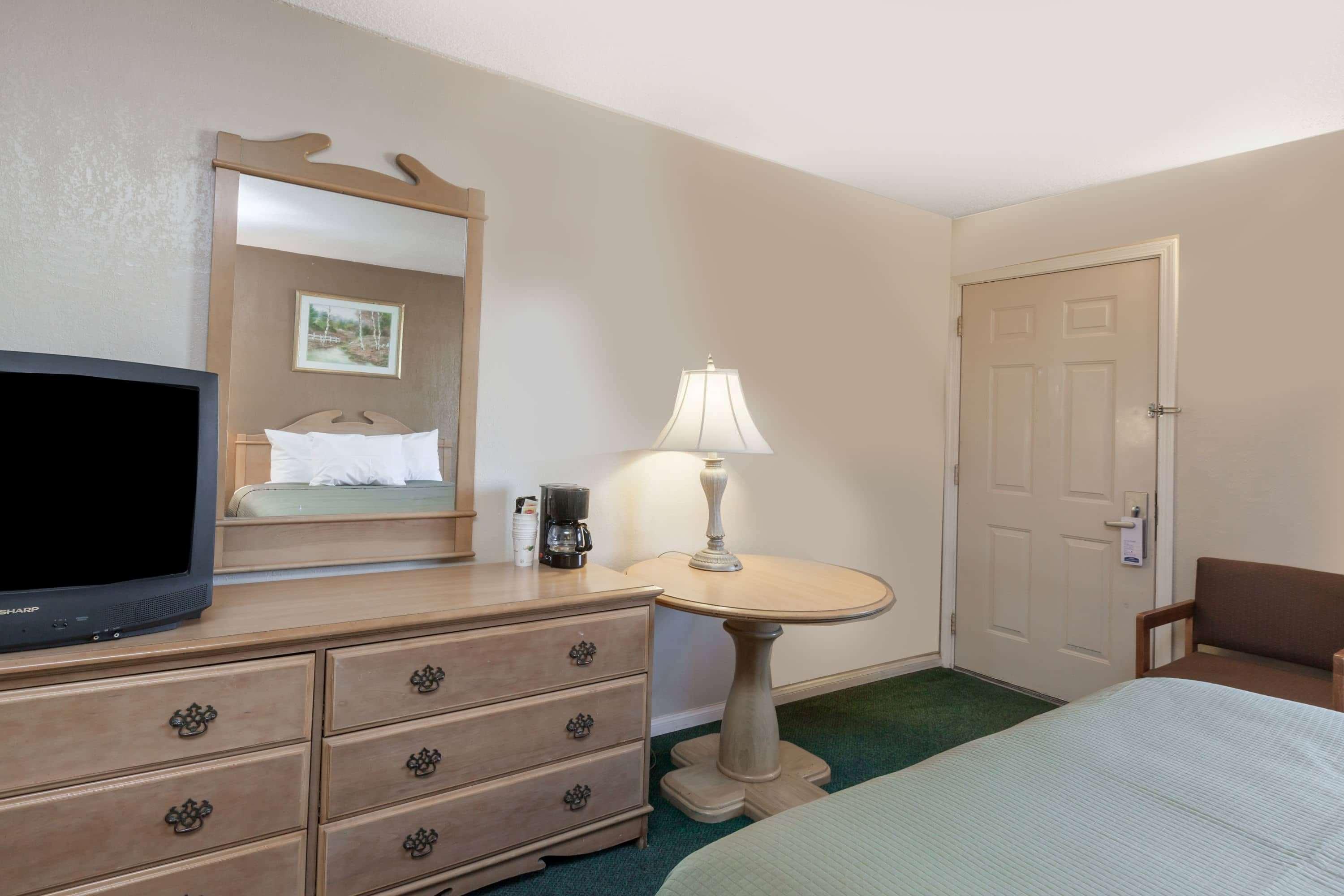 Howard Johnson By Wyndham Bakersfield - photo 10