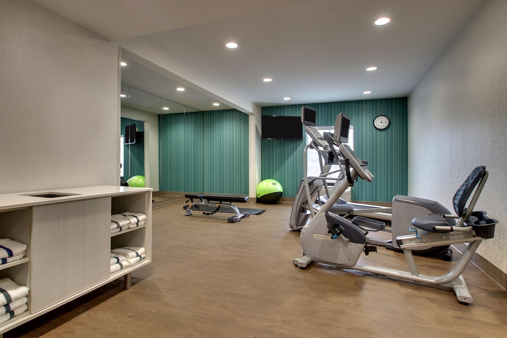 Holiday Inn Express & Suites Interstate 380 at 33rd Avenue by IHG - photo 12