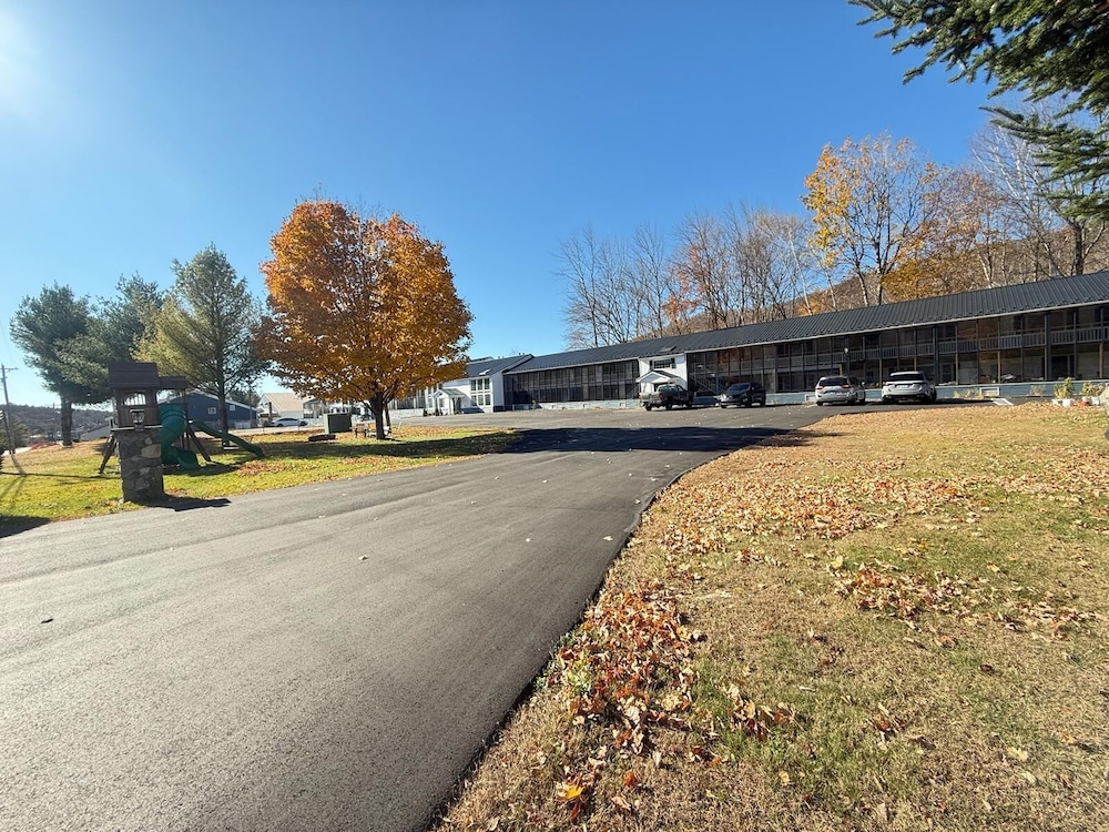 Travelodge by Wyndham Lincoln Near White Mountain - photo 26