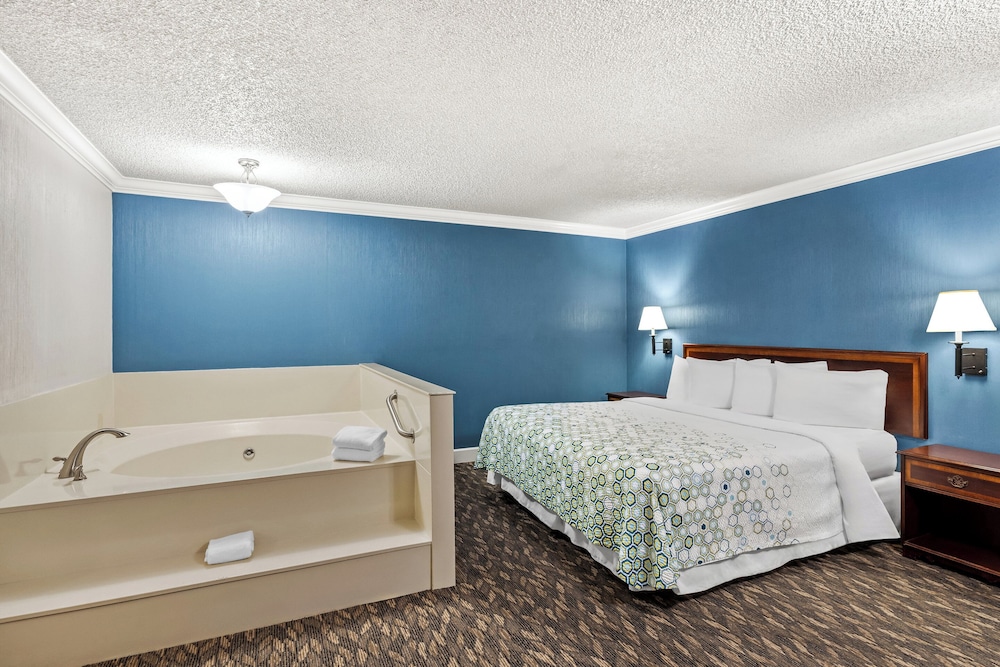 HomeTowne Studios by Red Roof Yuba City Bonanza Marysville — hotel in Cuba City