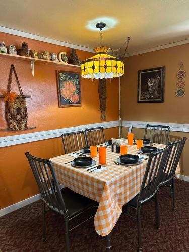 EZ 1 mile to Fort Sill Pumpkin Cottage sleeps 9 grills firepit laundry — 4-Star Luxury Hotel in Lawton, United States