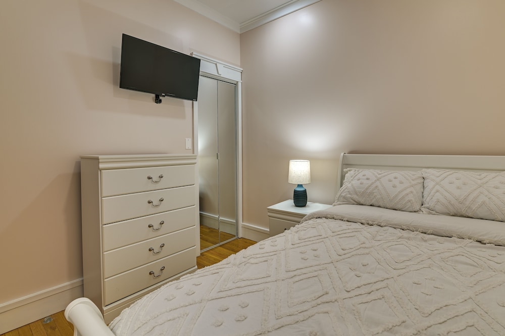 1 Mi to Falls View Park: Convenient Cohoes Retreat — 4-Star Luxury Hotel in Cohoes, United States