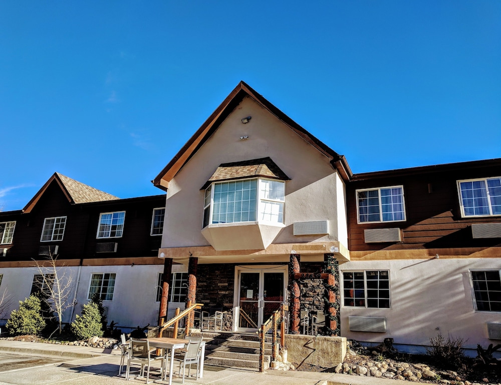 3 Peaks Lodge - featured photo