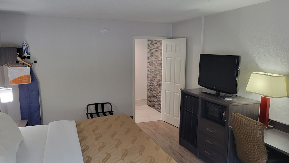 Quality Inn Forsyth near GA Public Safety Training Center - photo 6