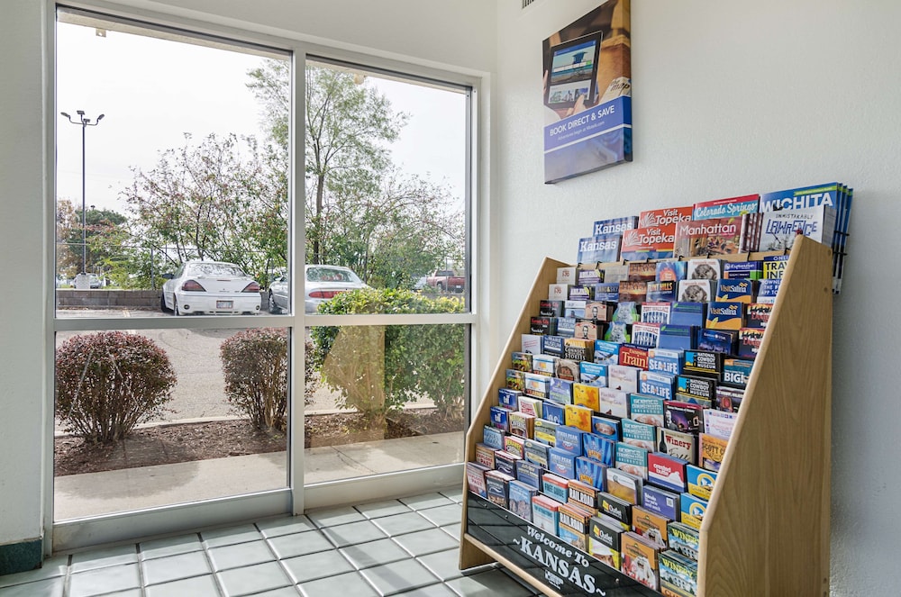 Motel 6 Topeka KS Northwest - photo 5