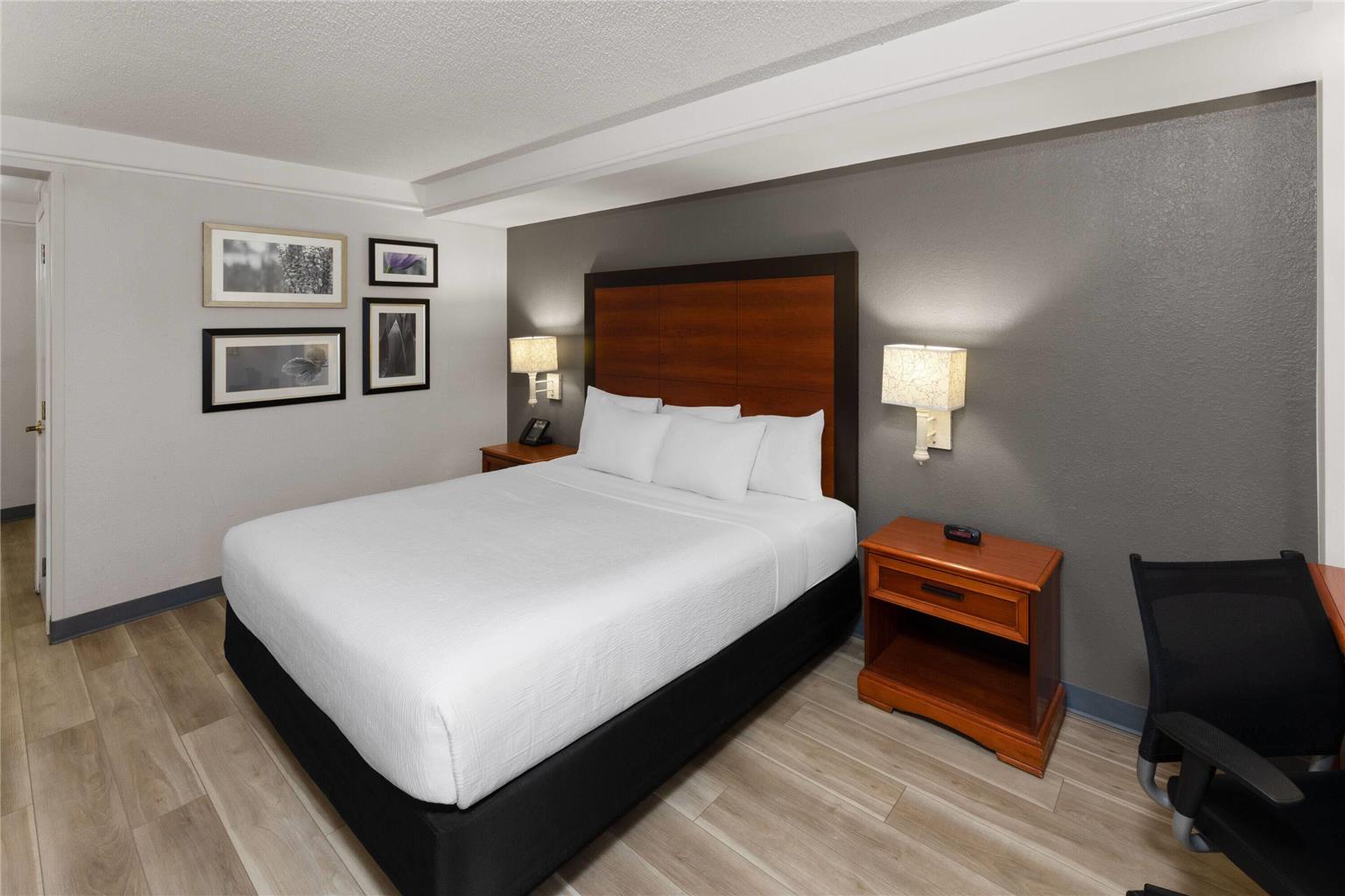 La Quinta Inn & Suites by Wyndham San Antonio Airport - photo 26