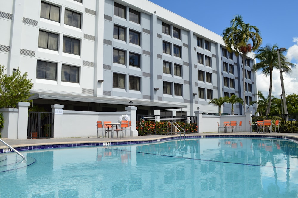 Holiday Inn Express & Suites Miami Hialeah by IHG - photo 29