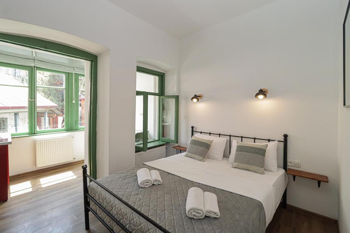 Unique 3 Studio Combo for 6 Guests By Wehost