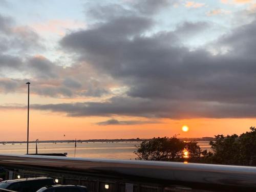 SHOREBANKS Harbour View Apartment in Sandbanks. — 4-Star Luxury Hotel in Poole, United Kingdom