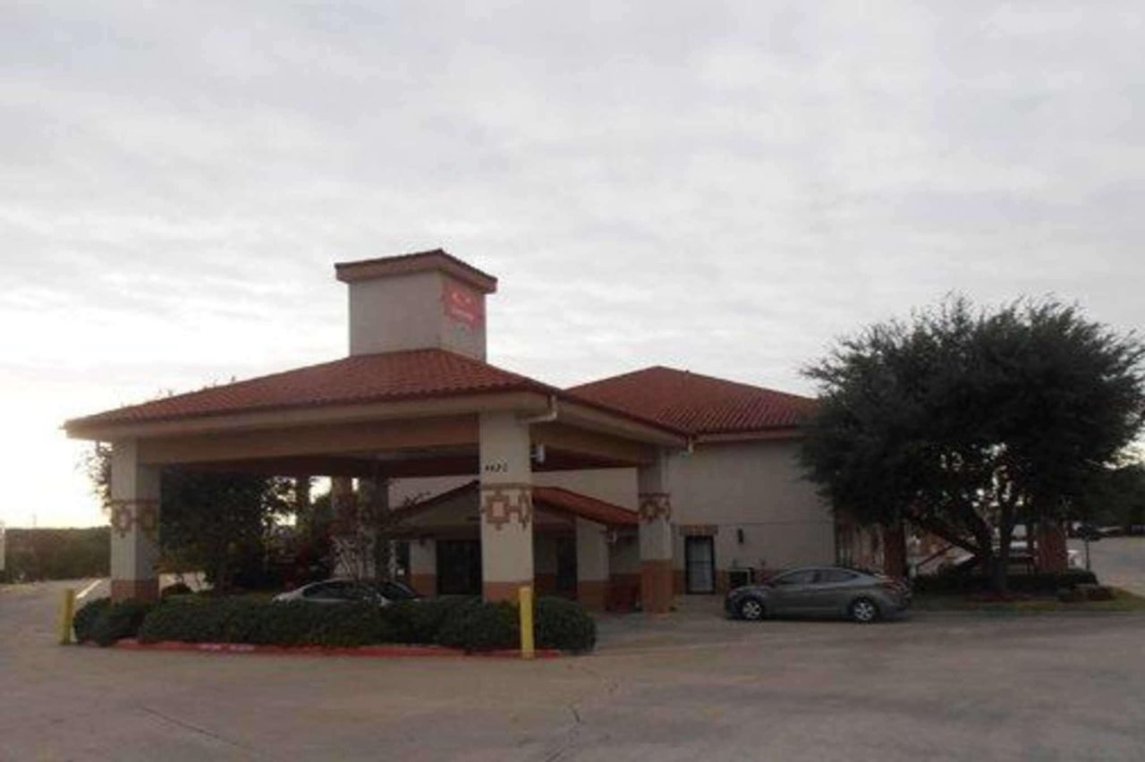 Econo Lodge - carbon neutral hotel in Dallas