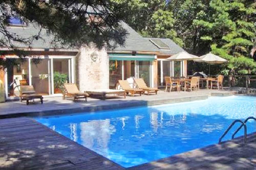 Villa Sofia East Hampton Exclusive Vacation Rental with Pool — 4-Star Luxury Hotel in Freetown, United States