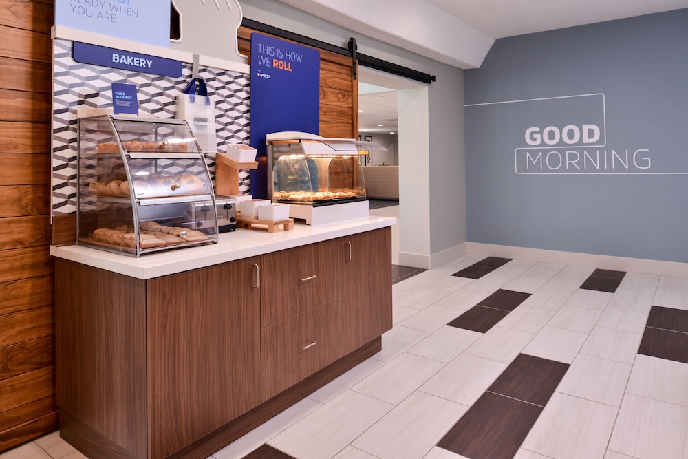 Holiday Inn Express Hotel & Suites Elgin by IHG - photo 37