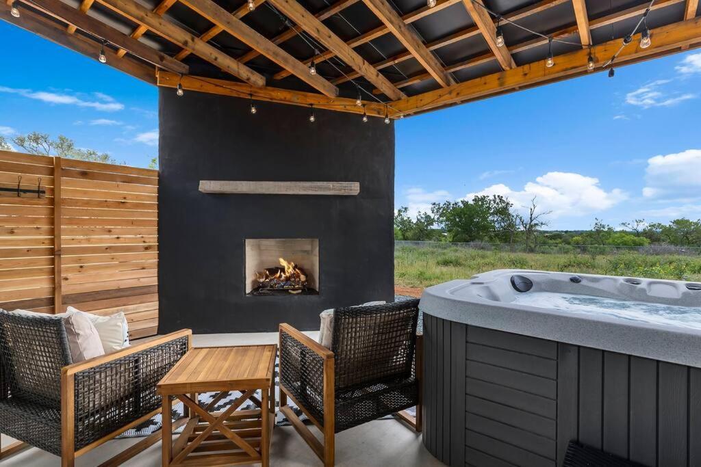 Ashlee’s Farmhaus Hot Tub Fireplace in town in Fredericksburg, United States