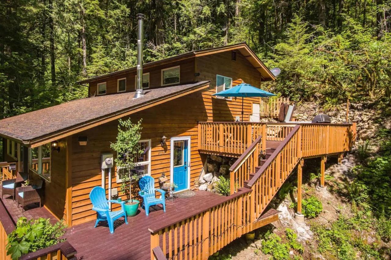 Glacier Hideaway Mt Baker Cabin AC Hot Tub BBQ Hiking WiFi — 4-Star Luxury Hotel in Deming, United States