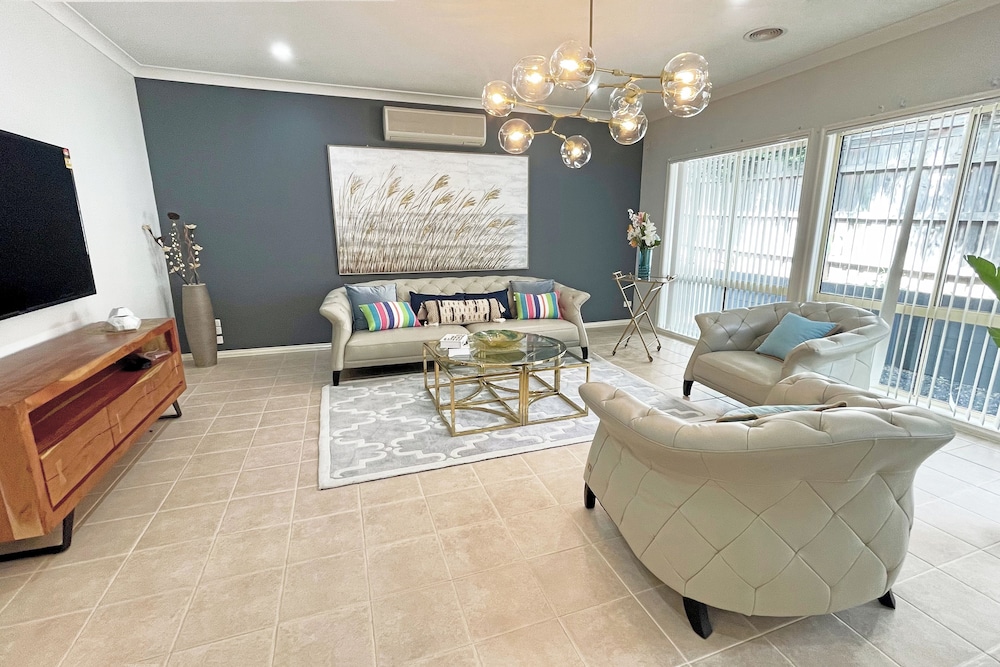 Spacious 5br House in Hallam Near Bunjil Place — 4-Star Luxury Hotel in Hallam, Australia