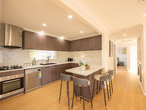 Super Value 4BR House near Westfield Shops and Parks — 4-Star Luxury Hotel in Brisbane, Australia