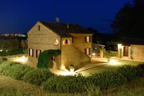 Rustic Country house — 4-Star Luxury Hotel in Montecosaro, Italy