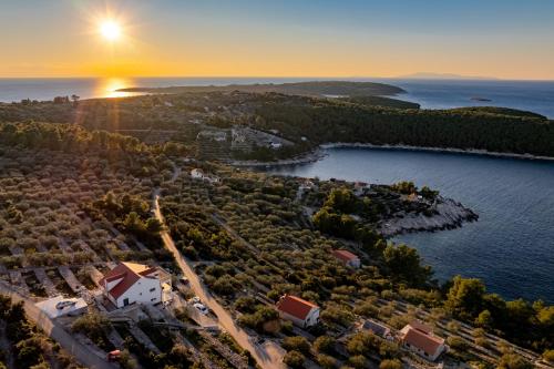 Seaside holiday house Cove Tankaraca Korcula 24124 — 4-Star Luxury Hotel in Vela Luka, Croatia