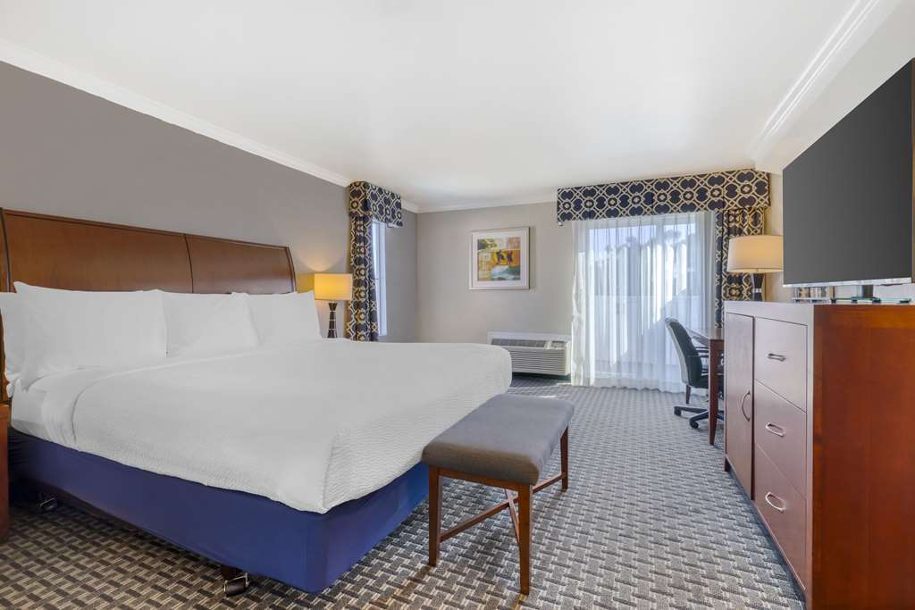 Best Western Plus Marina Shores Hotel - photo 32