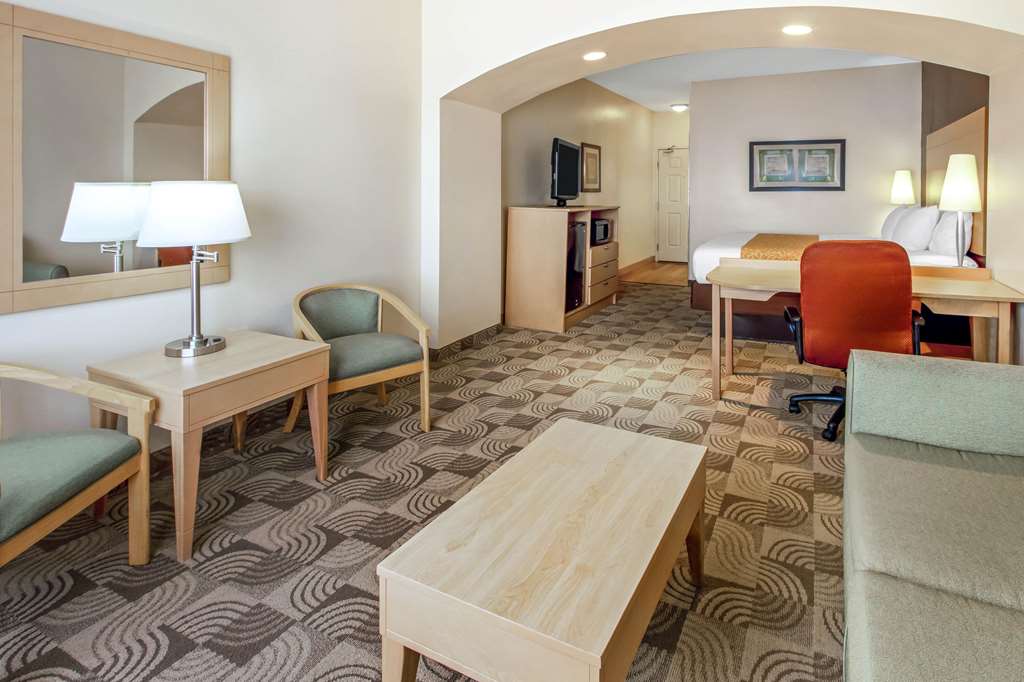 La Quinta Inn & Suites by Wyndham Tucumcari - photo 27