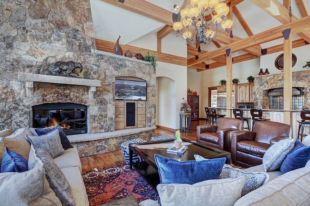 Mountain Majesty Manor Main Street by Pinnacle Lodging - photo 15