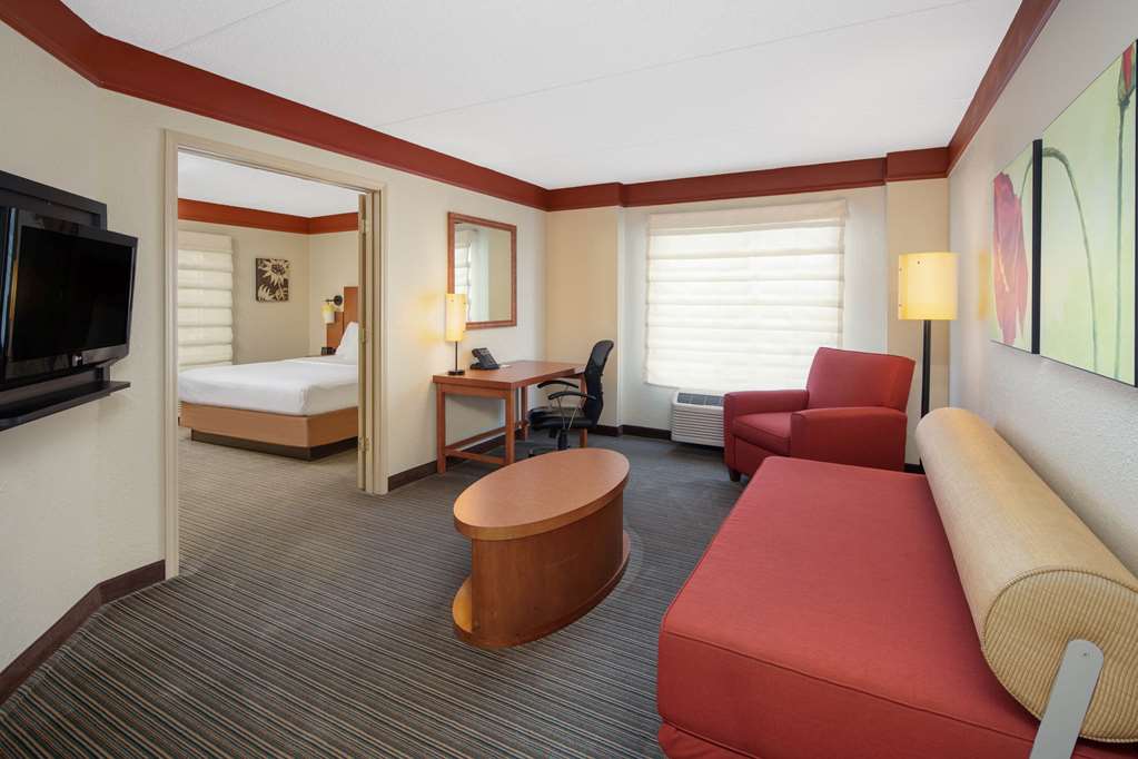 La Quinta Inn & Suites by Wyndham Atlanta Ballpark Galleria - photo 44