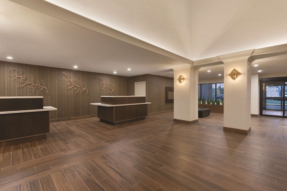 Embassy Suites by Hilton Milwaukee Brookfield - photo 8