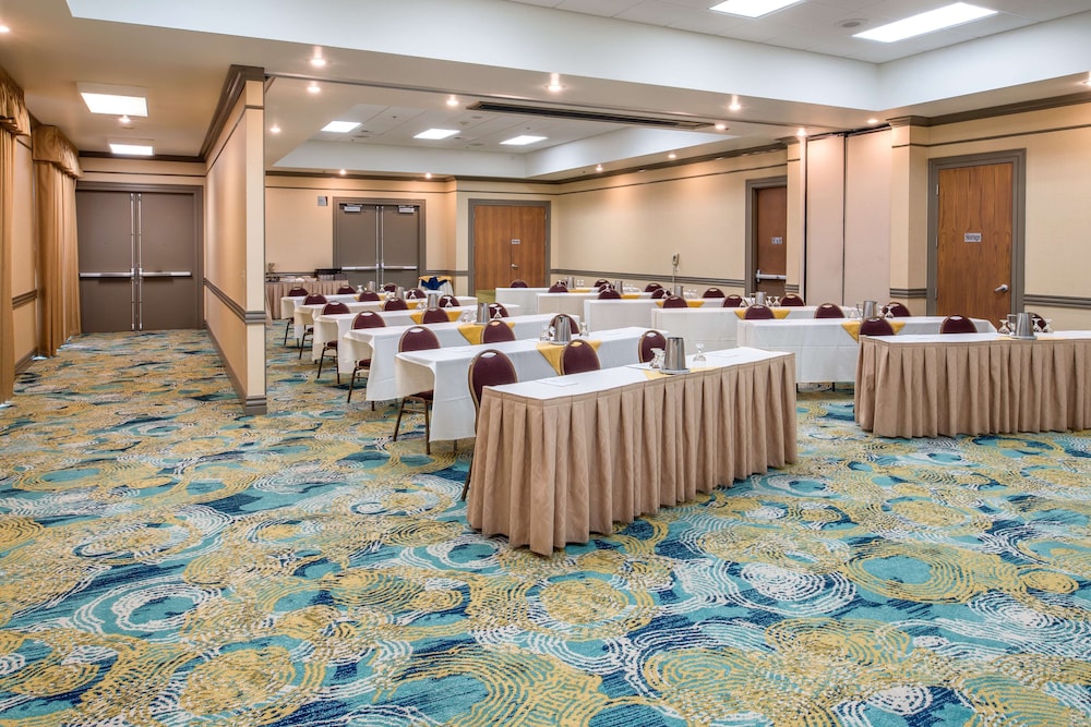 Embassy Suites by Hilton Seattle Tacoma International Airport - photo 60
