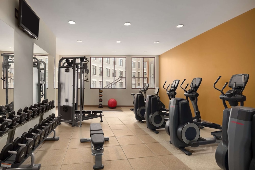 Embassy Suites by Hilton Alexandria Old Town - photo 35