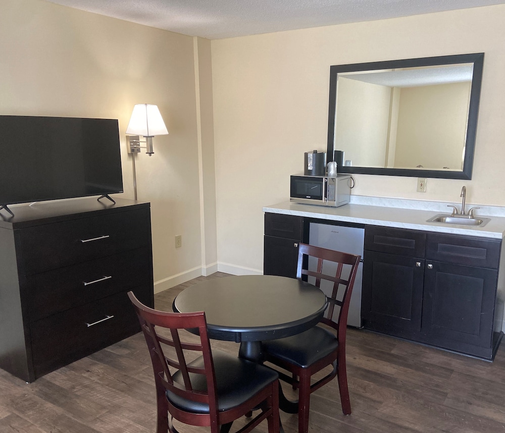 University Inn Durham next to Duke University Medical Center - photo 6