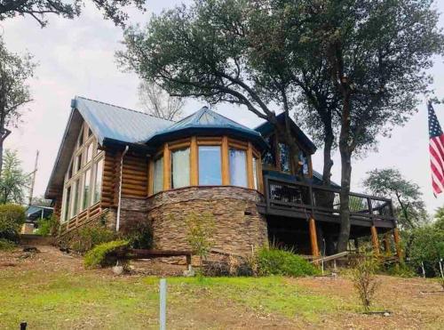 The Happy Bear Lodge — 4-Star Luxury Hotel in Shasta Lake, United States