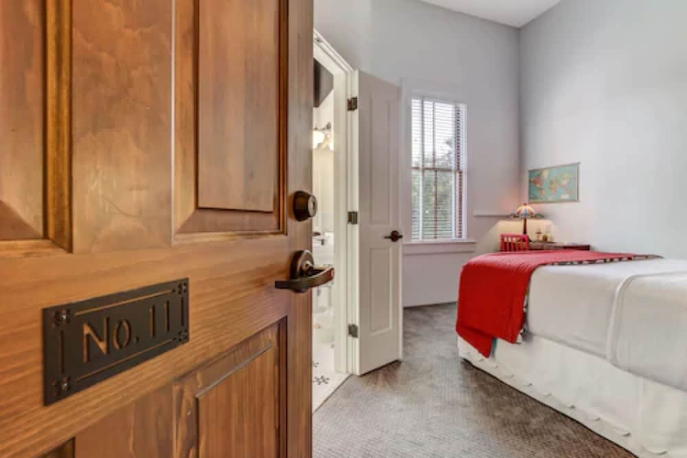 Amelia Schoolhouse Inn - photo 8