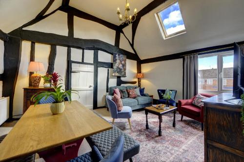 Loft Cottage by Spa Town Property 2 Bed Tudor Retreat Near to Stratford upon Avon Warwick & Solihull — 4-Star Luxury Hotel in Stratford-Upon-Avon, United Kingdom