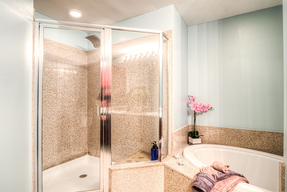 Laketown Wharf Resort by Aneliya's Rentals - photo 797