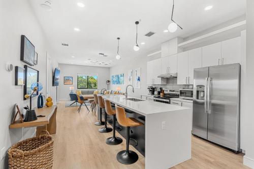 Major Nelson's Suite Wave Haven Luxe Balcony Rocket Views Walk to Beach — 4-Star Luxury Hotel in Cocoa Beach, United States