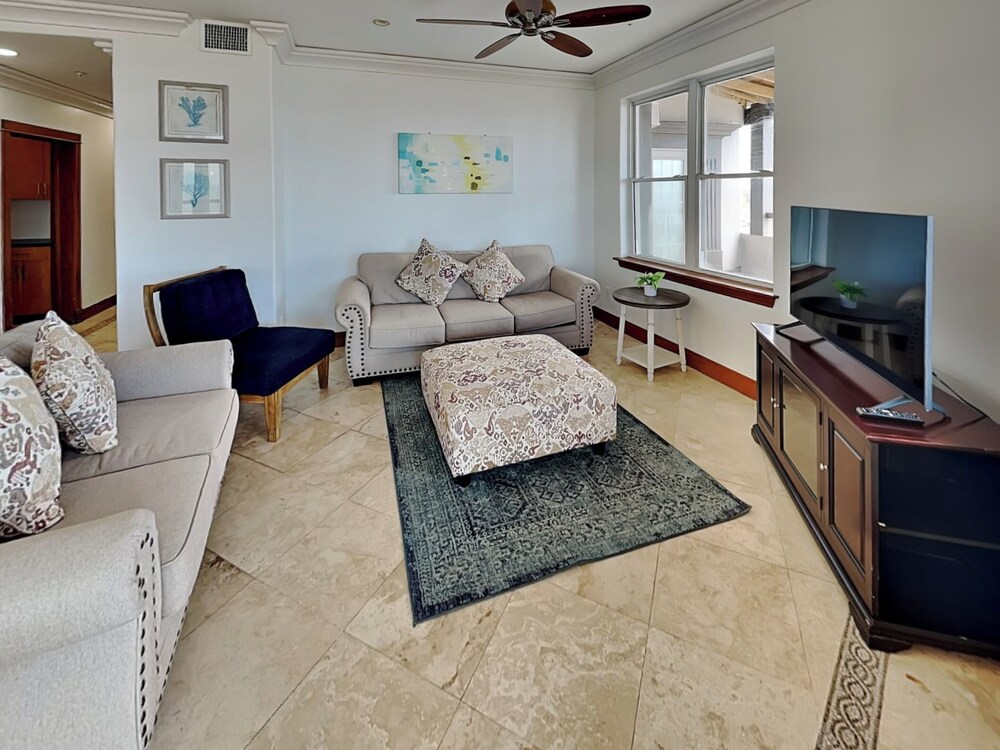 Sunrise On The Seawall #2 by Ryson Vacation Rentals — 4-Star Luxury Hotel in Galveston, United States