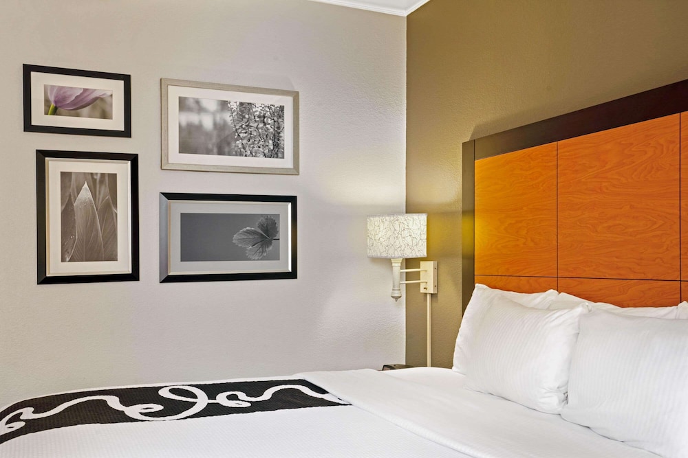La Quinta Inn & Suites by Wyndham Houston West Park 10 - photo 8