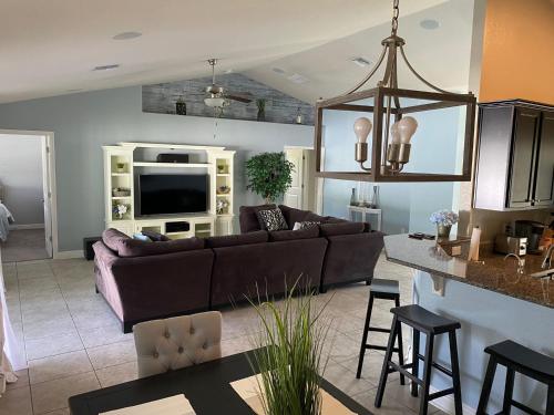 Gone Coastal Large Heated pool home 30 min from beaches — 4-Star Luxury Hotel in North Port, United States