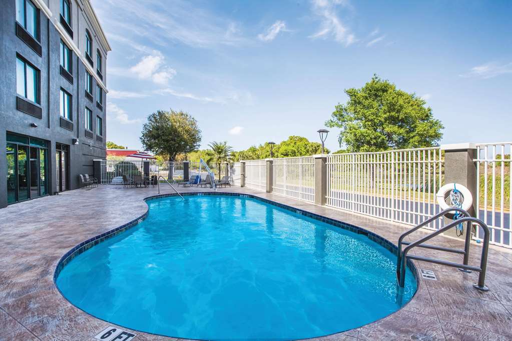 La Quinta Inn & Suites by Wyndham Clearwater South - photo 9