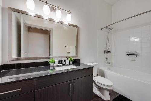 Spacious 2BRI Pool I Gym I Free Parking IWorkspace — 4-Star Luxury Hotel in Dallas, United States