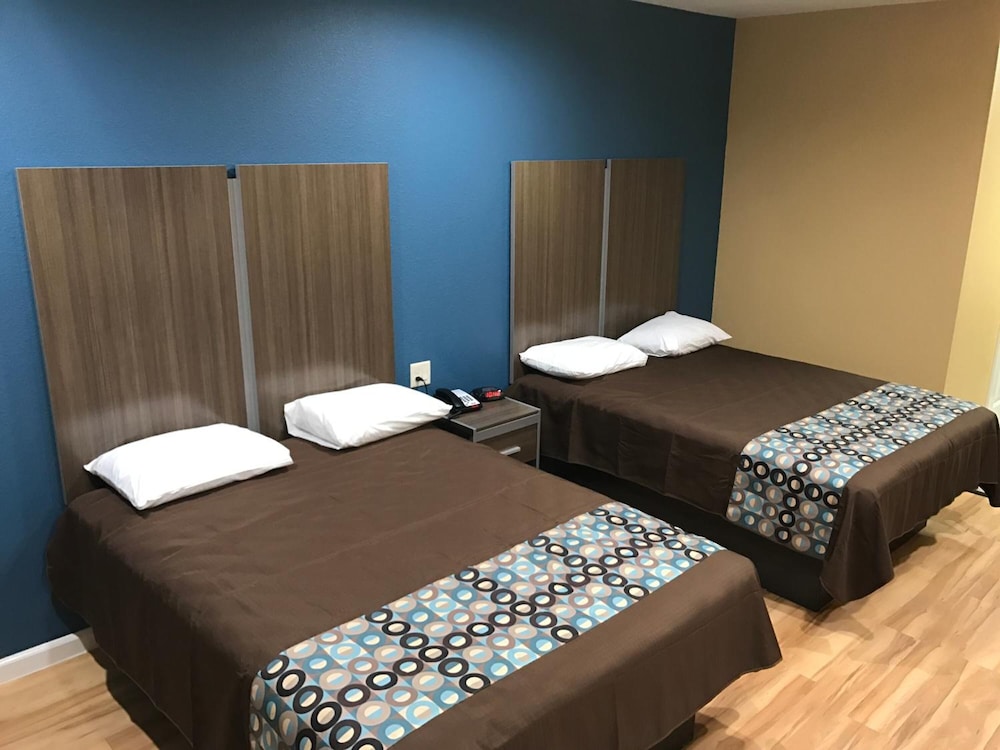 Deluxe Inn & Suites Baytown - photo 36